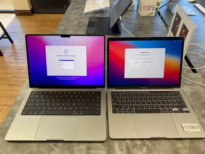 The unpacking of the new MacBook Pro14 inch shows a slimmer bezel and notch